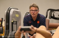 HLV Troussier theo dõi và hướng dẫn các cầu thủ U-23 Việt Nam tại phòng tập gym. Ảnh: VFF