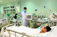 Bác sĩ BV Chợ Rẫy kiểm tra tình hình của một bệnh nhân bị ngộ độc. Ảnh: BVCC