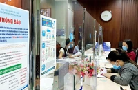 Người lao động làm các thủ tục hưởng lương hưu tại cơ quan BHXH. Ảnh: V.LONG