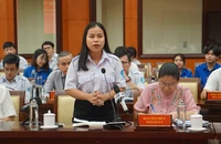Sinh viên trao đổi, hiến kế với lãnh đạo TP.HCM. Ảnh: TC