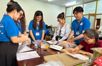 Cán bộ, giảng viên Trường ĐH Quốc tế (ĐH Quốc gia TP.HCM) đang kiểm tra giấy thi và các vật dụng phục vụ kỳ thi đánh giá năng lực đợt 1 ngày 26-3. Ảnh: BÍCH NGỌC