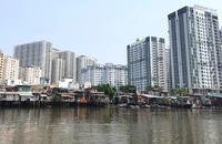 Nhiều dự án di dời nhà ven, trên kênh rạch chưa được triển khai khiến đại biểu HĐND TP sốt ruột. Ảnh: KIÊN CƯỜNG