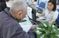 Người dân thực hiện chuẩn hóa thông tin thuê bao tại quầy giao dịch của nhà mạng. Ảnh: THU HÀ