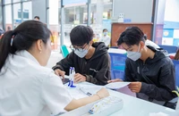 Thí sinh đăng ký xét tuyển sớm bằng học bạ tại Trường ĐH Công nghệ TP.HCM. Ảnh: NGỌC PHƯƠNG