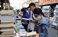 Người dân đến tham quan và mua sách tại đường sách TP.HCM. Ảnh: VĂN HÀ