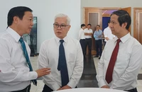 Phó Thủ tướng Trần Hồng Hà nói chuyện với ông Nguyễn Văn Lợi, Bí thư Tỉnh ủy Bình Dương (thứ hai từ trái qua) và Bộ trưởng Bộ GD&ĐT Nguyễn Kim Sơn (bìa phải). Ảnh: NGUYỄN QUYÊN