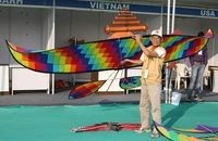 Nghệ nhân Nguyễn Thanh Vân bên cạnh con diều của mình Ảnh: NVCC