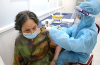 TP.HCM đẩy mạnh chiến dịch bảo vệ người thuộc nhóm nguy cơ, tiêm vaccine phòng COVID-19 đầy đủ. Ảnh: HOÀNG GIANG