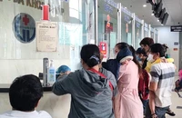 Người dân đến đăng ký khám chữa bệnh tại BV quận Gò Vấp. Ảnh: NGUYỄN HIỀN