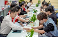 Phụ huynh, thí sinh đăng ký xét tuyển sớm bằng học bạ tại Trường ĐH Kinh tế - Tài chính TP.HCM. Ảnh: HÀ TRẦN