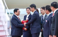 Thủ tướng Phạm Minh Chính (trái) dẫn đầu đoàn đại biểu cấp cao Việt Nam tham dự Hội nghị thượng đỉnh G7 mở rộng tại Nhật và được Thứ trưởng Bộ Ngoại giao Nhật Yamada Kenji chào đón tại sân bay Hiroshima (Nhật) chiều 19-5. Ảnh: VGP