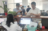Người dân đến cơ quan BHXH tại TP.HCM thực hiện các thủ tục hành chính liên quan đến BHXH, BHYT. Ảnh: NGUYỄN HIỀN