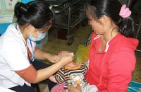 Trẻ nhỏ tại TP.HCM được cho uống vitamin A. Ảnh: TRẦN NGỌC