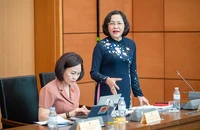 Trưởng Ban công tác đại biểu Nguyễn Thị Thanh trình bày tờ trình dự thảo nghị quyết về việc lấy phiếu tín nhiệm, bỏ phiếu tín nhiệm đối với người giữ chức vụ do Quốc hội, HĐND bầu hoặc phê chuẩn (sửa đổi). Ảnh: PHẠM THẮNG