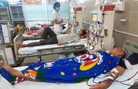Bệnh nhân đang chạy thận nhân tạo tại BV quận 11, TP.HCM. Ảnh: TRẦN NGỌC