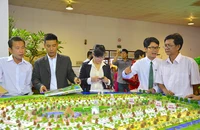 Dù lãi suất hạ, nhà đầu tư bất động sản vẫn chưa mạnh dạn đi vay lúc này. Ảnh minh họa: M.LONG