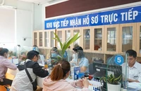 Người dân đang làm thủ tục tại cơ quan BHXH. Ảnh minh họa: PHÚ PHONG
