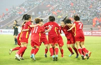 Các cầu thủ U-20 nữ Việt Nam rất hồn nhiên và vô tư với những chiến thắng đậm ở giai đoạn 1. Ảnh: VFF