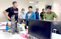 Cơ quan công an khám xét nơi làm việc của một công ty tại quận 1, TP.HCM hoạt động tín dụng đen. Ảnh: CA
