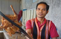 Anh Ksor Plít, chủ quán Cơm lam gà nướng Plít. Ảnh: LÊ KIẾN