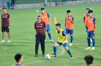 HLV Troussier quan sát chân sút Quang Hải vừa trở về từ Pháp. Ảnh: VFF