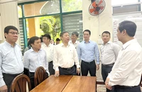 Phó Chủ tịch UBND TP.HCM Dương Anh Đức (thứ ba từ trái qua) báo cáo công tác chuẩn bị kỳ thi tốt nghiệp THPT với Bộ trưởng Bộ GD&ĐT Nguyễn Kim Sơn (bìa phải). Ảnh: NGUYỄN QUYÊN