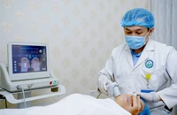 Bác sĩ BV Da liễu TP.HCM đang điều trị nám da cho một Việt kiều. Ảnh: BVCC