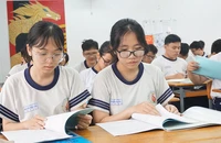 Bộ Công an cảnh báo việc phụ huynh và học sinh tìm mua thiết bị để gian lận. Trong ảnh: Học sinh lớp 12 Trường THPT Nguyễn Hữu Cầu, huyện Hóc Môn, TP.HCM trong một tiết ôn tập. Ảnh: N.QUYÊN