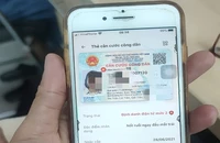 Chị A đang kiểm tra thông tin cư trú trên ứng dụng VNeID. Ảnh: NGUYỄN HIỀN