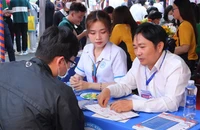 Thí sinh tìm hiểu và đăng ký xét tuyển ở Trường ĐH Kinh tế - Luật (ĐH Quốc gia TP.HCM). Ảnh: NTCC