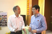 Cử tri Nguyễn Hữu Châu (quận 3) trao đổi với đại biểu Quốc hội Đỗ Đức Hiển (Đoàn TP.HCM) trong một buổi tiếp xúc cử tri hồi tháng 5 vừa qua. Ảnh: LÊ THOA