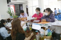 Người dân đến làm thủ tục BHXH tại cơ quan BHXH TP.HCM. Ảnh: HOÀNG GIANG