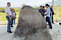 Bia đá cổ Tư Lương được xây dựng mái tôn, xi măng bịt kín. Ảnh: LÊ KIẾN
