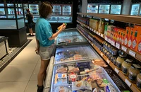 Người tiêu dùng có xu hướng giảm chi tiêu, tác động tiêu cực đến doanh thu của ngành hàng thiết yếu. Ảnh: P.MINH