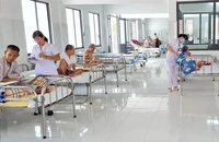 Các điều dưỡng đang chăm sóc chu đáo bữa ăn cho những bệnh nhân không thể tự phục vụ. Ảnh: Khu điều trị phong Bến Sắn