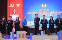 Phó Chủ tịch Công đoàn viên chức Việt Nam Nguyễn Văn Đông trao bảng đồng với nội dung “Trung thành, trách nhiệm, liêm chính, sáng tạo” cho Công đoàn viên chức TP. Ảnh: VÕ THƠ