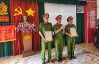 Đại tá Phạm Thanh Tâm, Phó Giám đốc Công an tỉnh, trao quyết định khen thưởng đột xuất cho tập thể Phòng Cảnh sát hình sự trong vụ án dùng súng ở huyện Thủ Thừa. Ảnh: CA