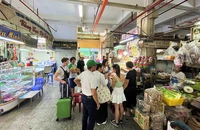 Khách du lịch mua sắm tại chợ An Đông, quận 5, TP.HCM. Ảnh: TÚ UYÊN