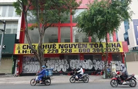 Dãy mặt bằng kinh doanh đóng cửa, chi chít bảng quảng cáo cho thuê. Ảnh: H.VŨ
