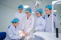 Sinh viên ngành răng hàm mặt của Trường ĐH Quốc tế Hồng Bàng trong giờ học thực hành. Ảnh: THÚY HUYỀN