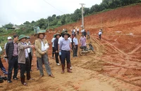 Chủ tịch UBND tỉnh Lâm Đồng Trần Văn Hiệp kiểm tra tình trạng sụt lún ở hồ chứa nước Đông Thanh. Ảnh: VT