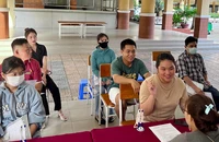 Học sinh đến nộp hồ sơ xét tuyển bổ sung vào Trường THPT Đào Sơn Tây, TP Thủ Đức. Ảnh: NGUYỄN NGÃI