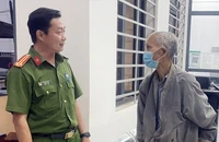 Trung tá Nguyễn Văn Chí luôn gần gũi, lắng nghe góp ý của người dân để thực hiện nhiệm vụ ngày một tốt hơn. Ảnh: LÊ ÁNH