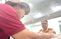 Người dân đến làm thủ tục đăng ký xe tại Đội Đăng ký, quản lý phương tiện giao thông cơ giới đường bộ TP.HCM. Ảnh: HUỲNH THƠ