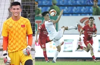 Thủ môn Văn Bá nhận án kỷ luật nặng ở giải hạng Nhì và cú đánh tay tự nhận quả 11 m của cầu thủ Nam Định trong trận thua Công an Hà Nội. Ảnh: ANH THỎA