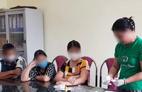 Nhóm Bông hồng đen thực hiện lại các bước lấy máu cho các cháu học sinh tại cơ quan chức năng. Ảnh: NGỌC SƠN