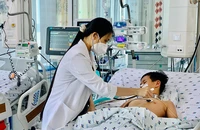 Một bệnh nhi mắc sốt xuất huyết phải thở máy tại BV Nhi đồng Thành phố. Ảnh: THẢO PHƯƠNG