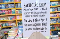 Một nhà sách tại quận Tân Phú thông báo sách chỉ bán nguyên bộ khiến phụ huynh muốn mua lẻ đành phải ra về. Ảnh: HTK