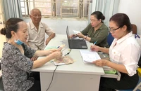 Người dân tại TP.HCM đang nhận lương hưu hằng tháng. Ảnh: TM