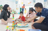 TP.HCM đã đề xuất nhiều chính sách hỗ trợ như nhà ở, viện phí, học phí… để người dân an tâm sinh và nuôi dạy con. Ảnh minh họa: NGUYỄN QUYÊN